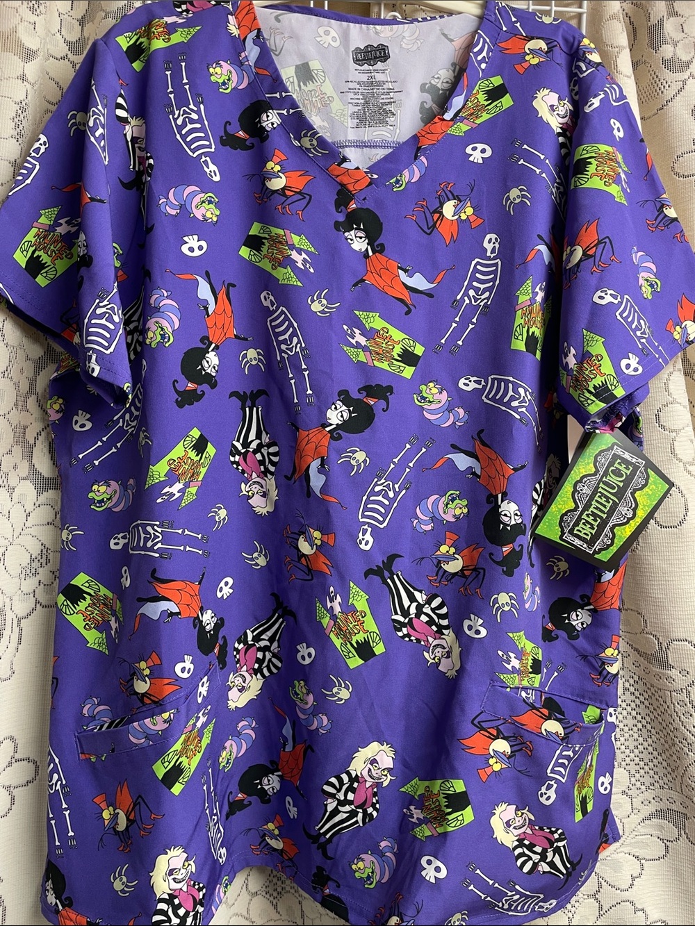 Warner Bros. NWT Halloween Character Beetle Juice V-Neck Scrub Top size 2XL